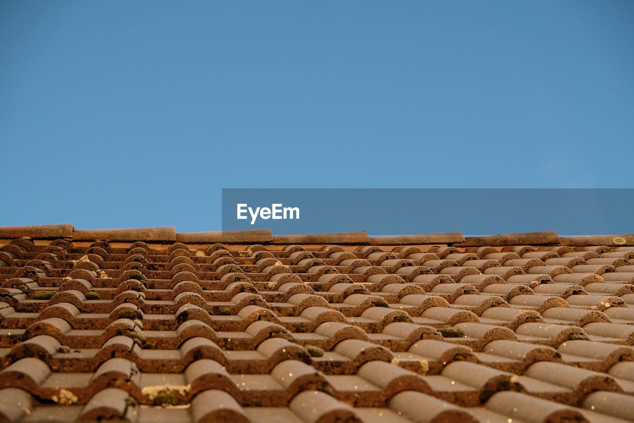 LOW ANGLE VIEW OF ROOF AGAINST SKY