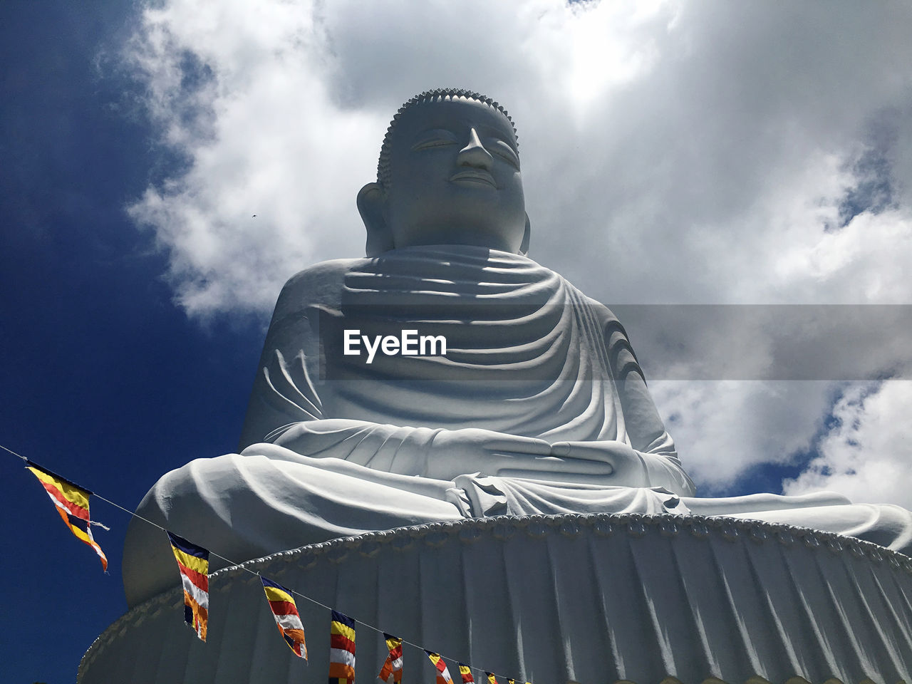 LOW ANGLE VIEW OF STATUE AGAINST TEMPLE BUILDING