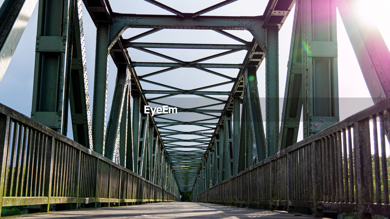 LOW ANGLE VIEW OF BRIDGE AGAINST SKY IN BUILDING