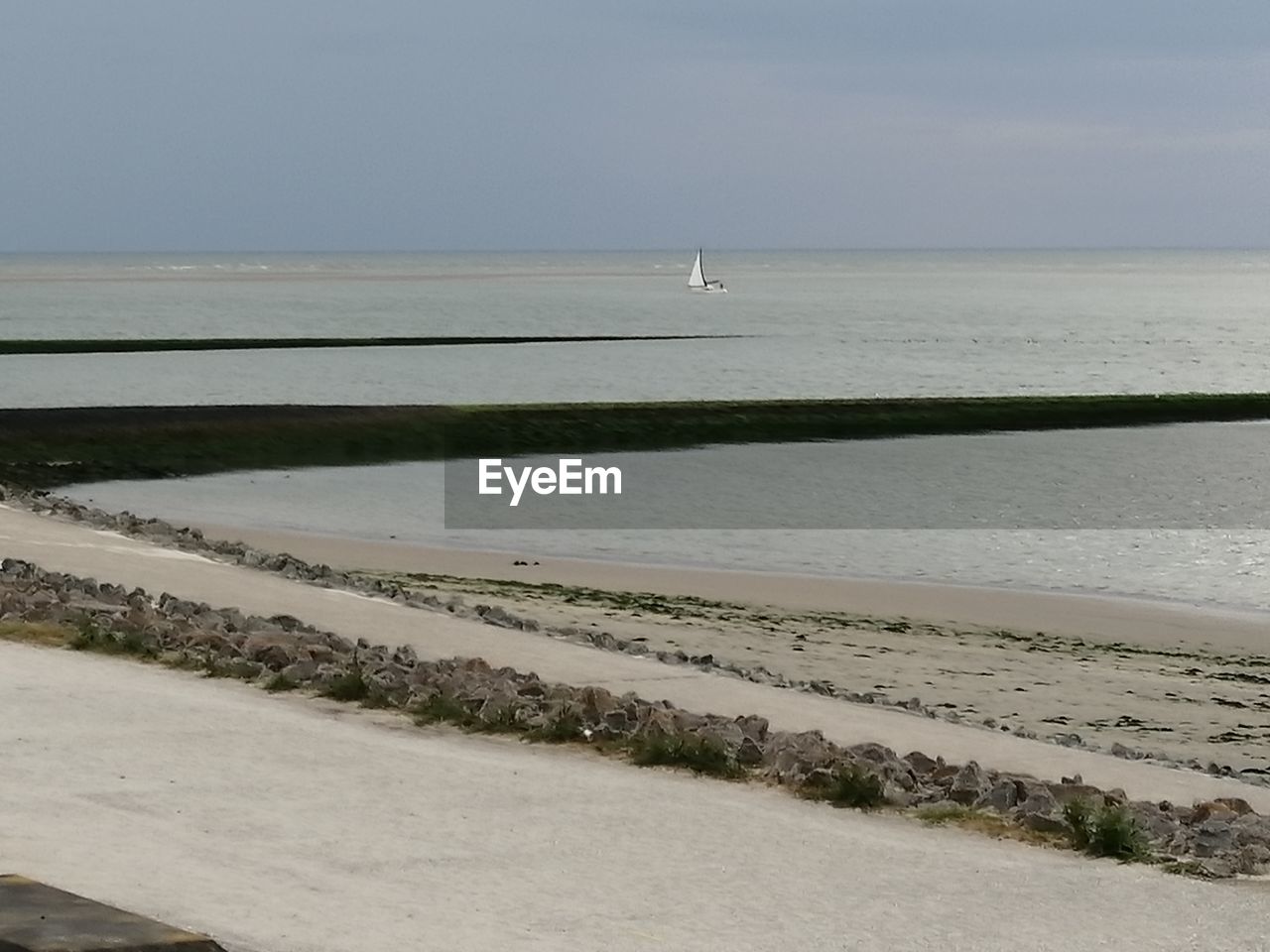 SCENIC VIEW OF BEACH AND SEA AGAINST SKY