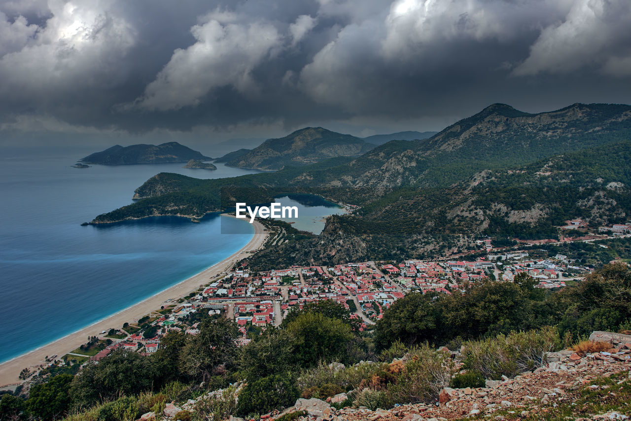 SCENIC VIEW OF SEA BY MOUNTAIN AGAINST SKY