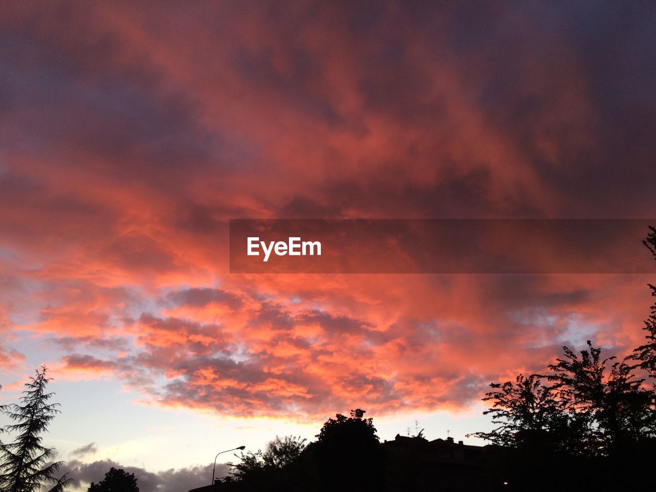 LOW ANGLE VIEW OF DRAMATIC SKY AT SUNSET