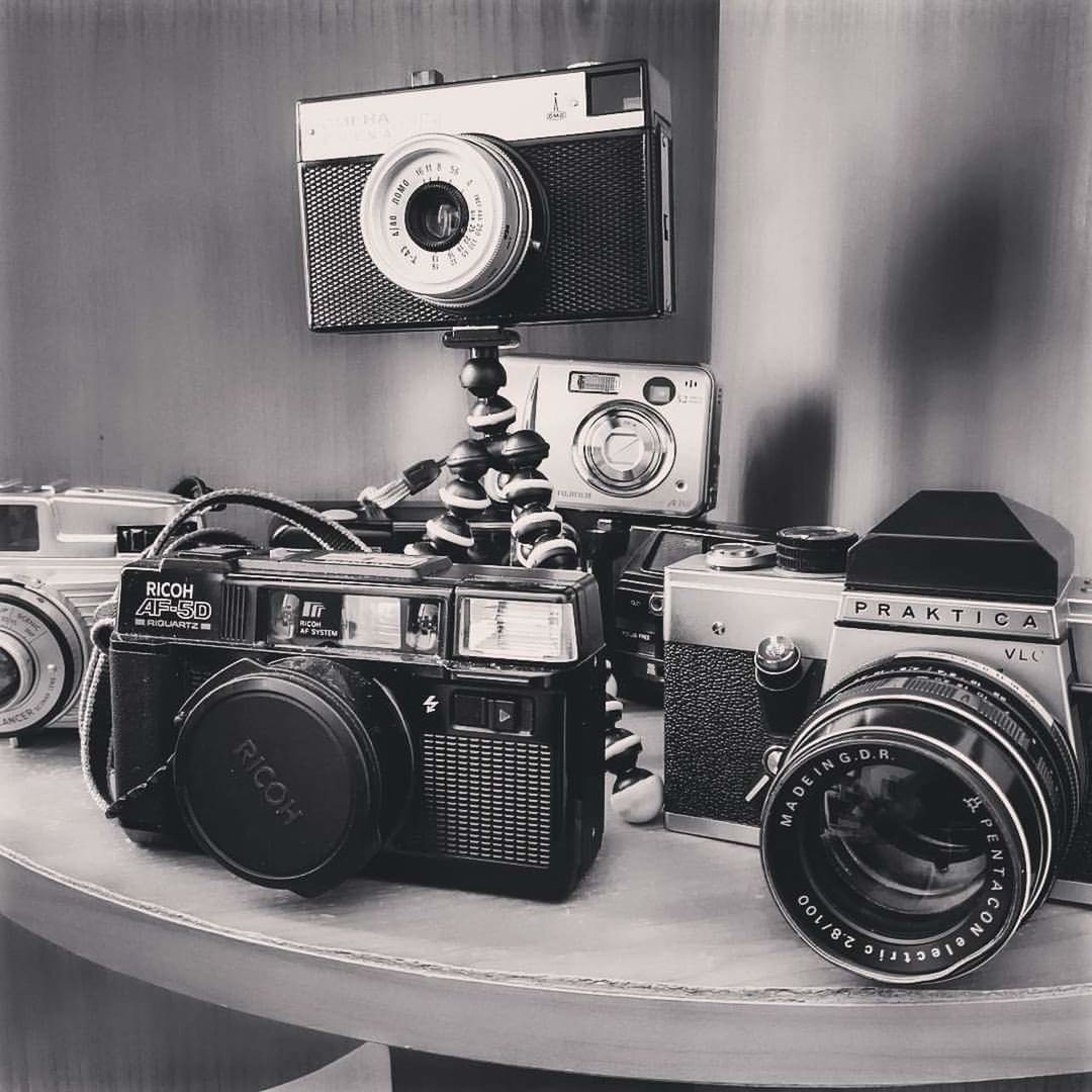 CLOSE-UP OF VINTAGE CAMERA ON TABLE AT HOME