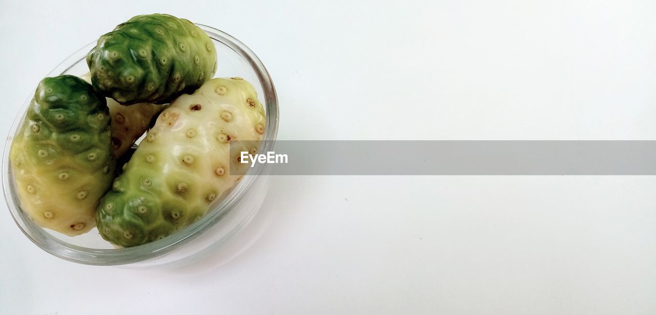 HIGH ANGLE VIEW OF FRUIT SALAD IN BOWL