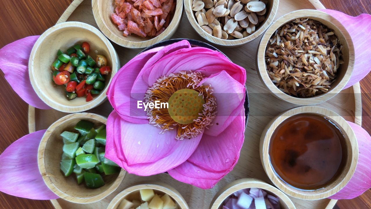 HIGH ANGLE VIEW OF FOOD IN CONTAINER ON TABLE