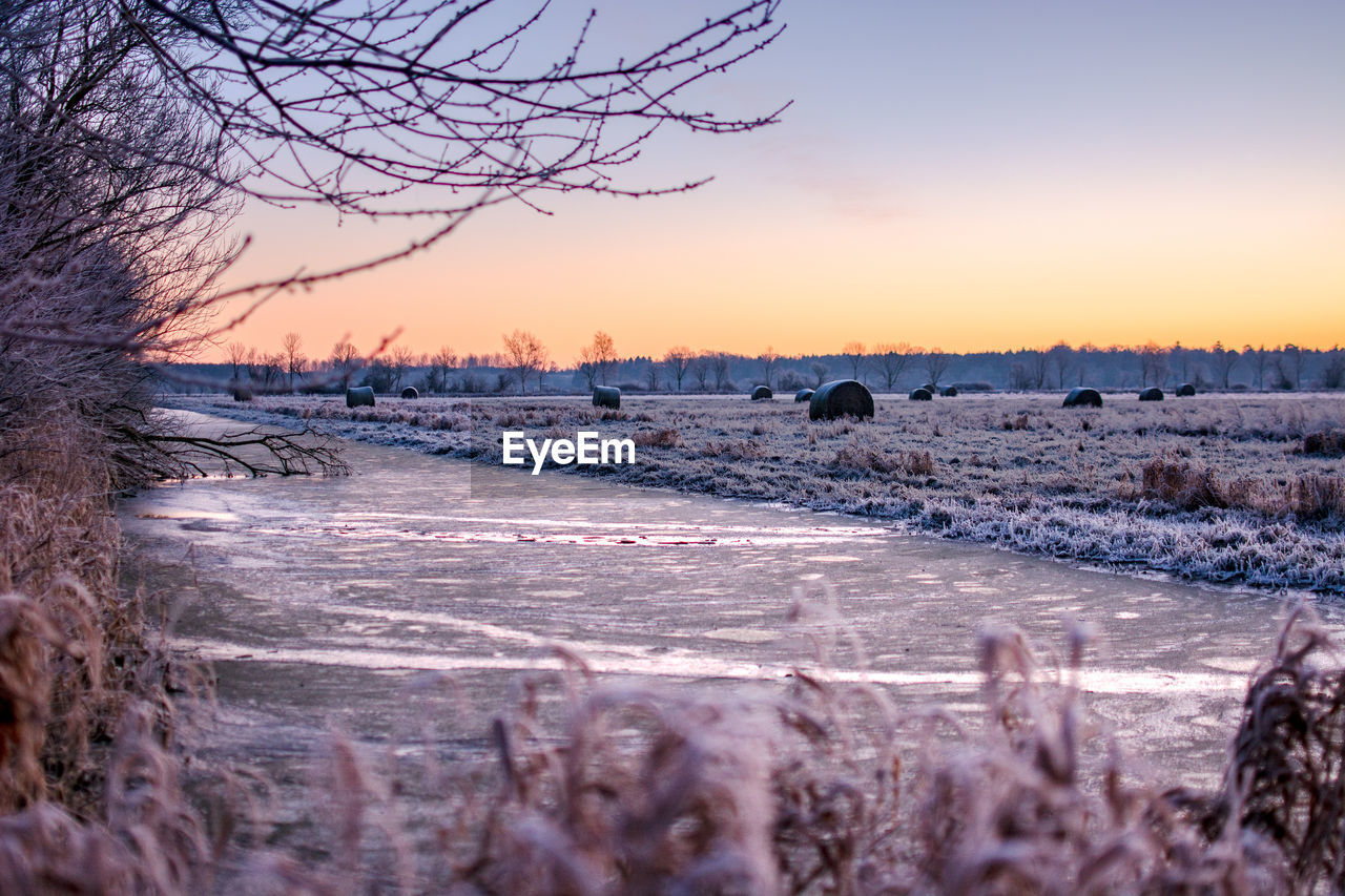 SCENIC VIEW OF SNOW COVERED LANDSCAPE AGAINST SKY