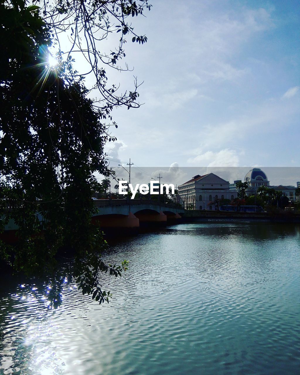 SCENIC VIEW OF RIVER BY CITY AGAINST SKY