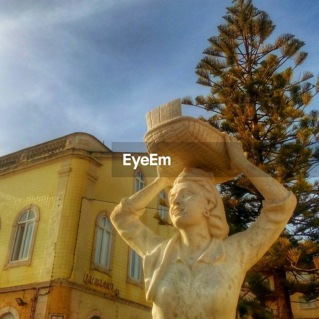 LOW ANGLE VIEW OF STATUES AGAINST BUILDING