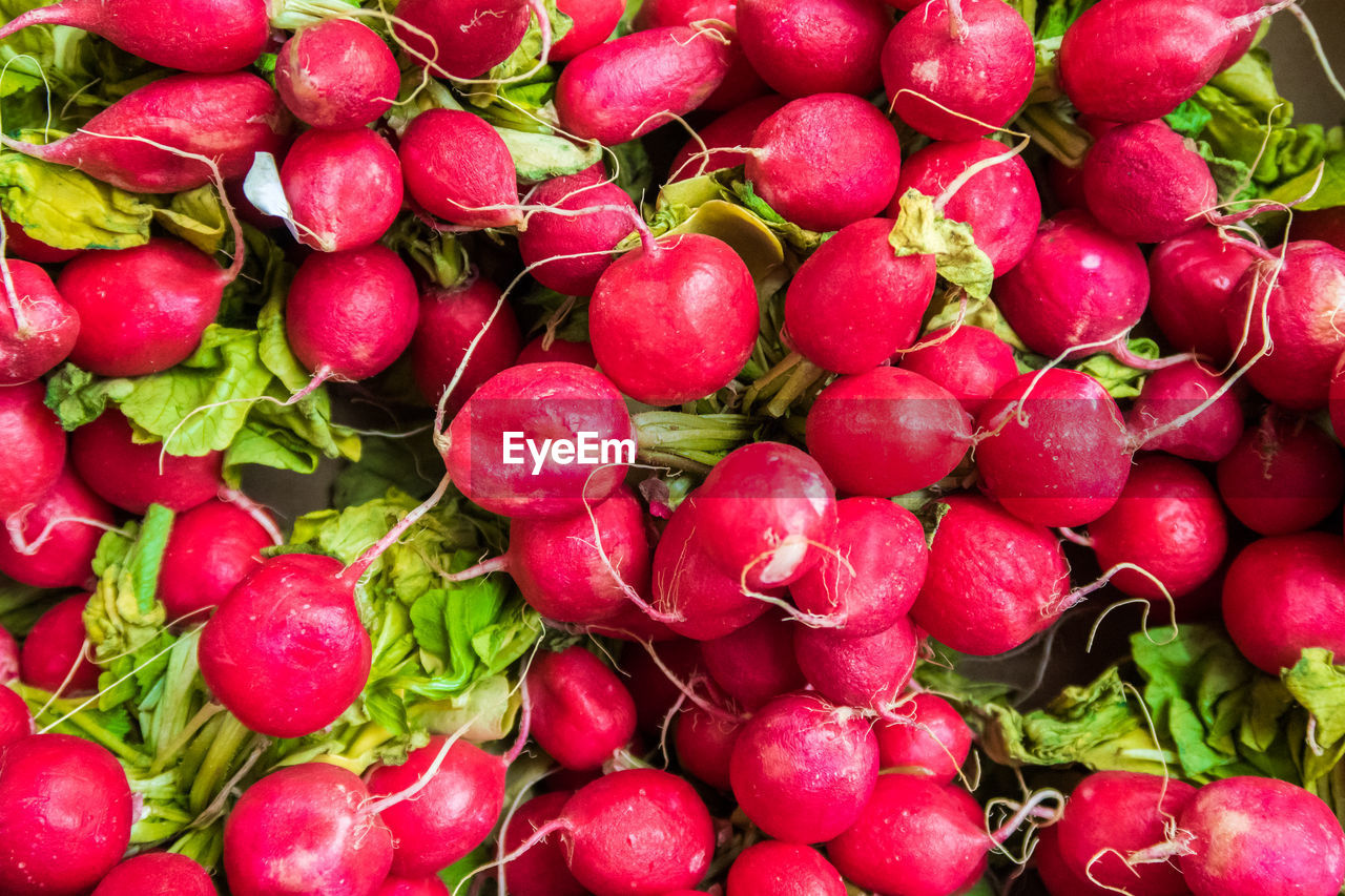 FULL FRAME SHOT OF FRESH STRAWBERRIES