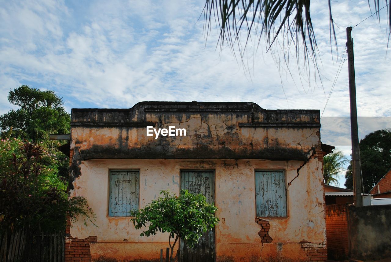 HIGH SECTION OF BUILT STRUCTURE AGAINST THE SKY