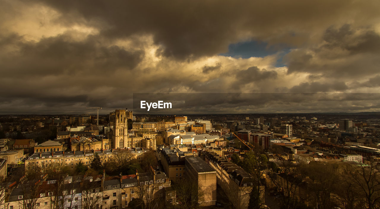 HIGH ANGLE VIEW OF BUILDINGS IN CITY