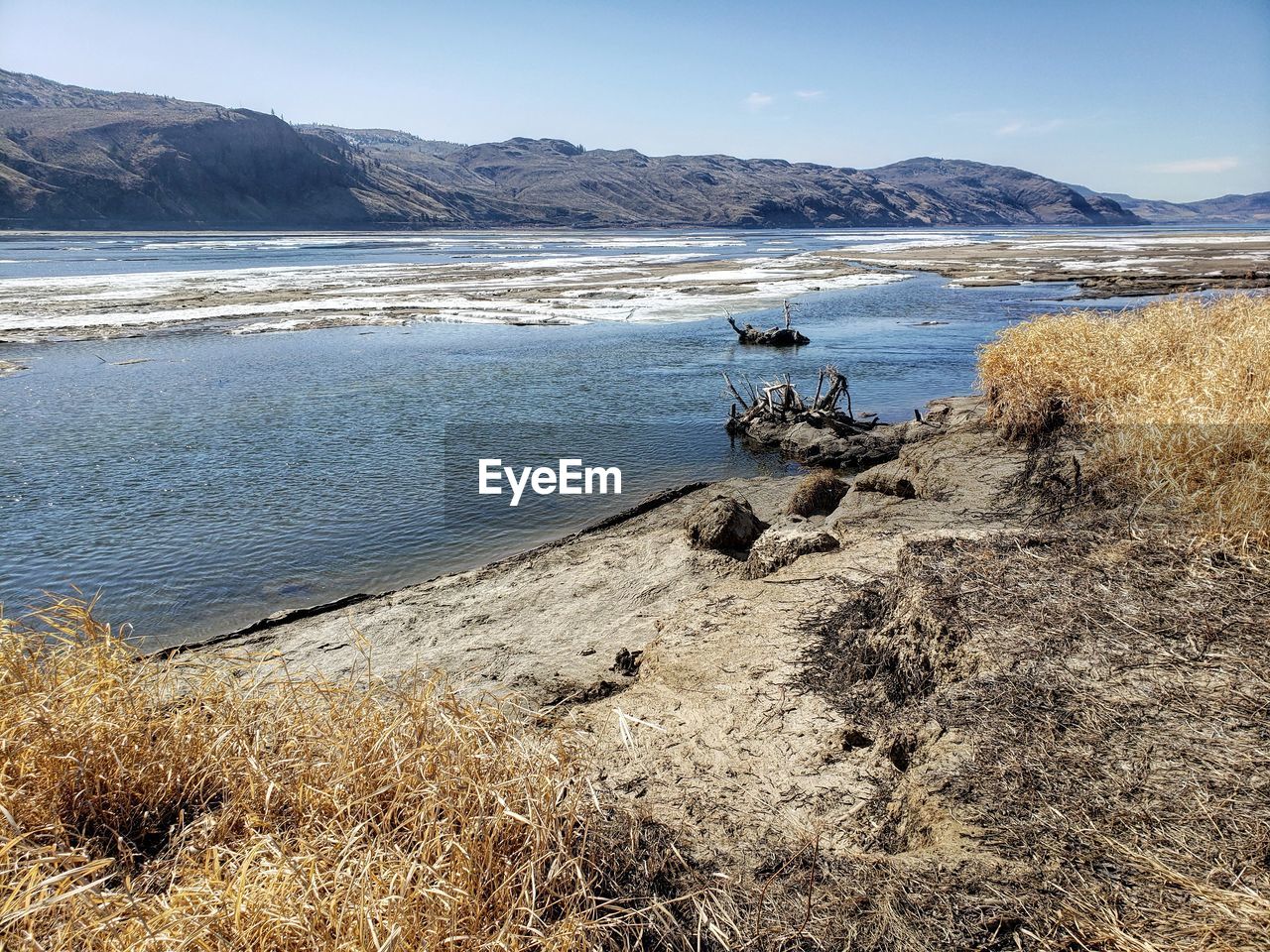 SCENIC VIEW OF SEA BY MOUNTAINS AGAINST SKY