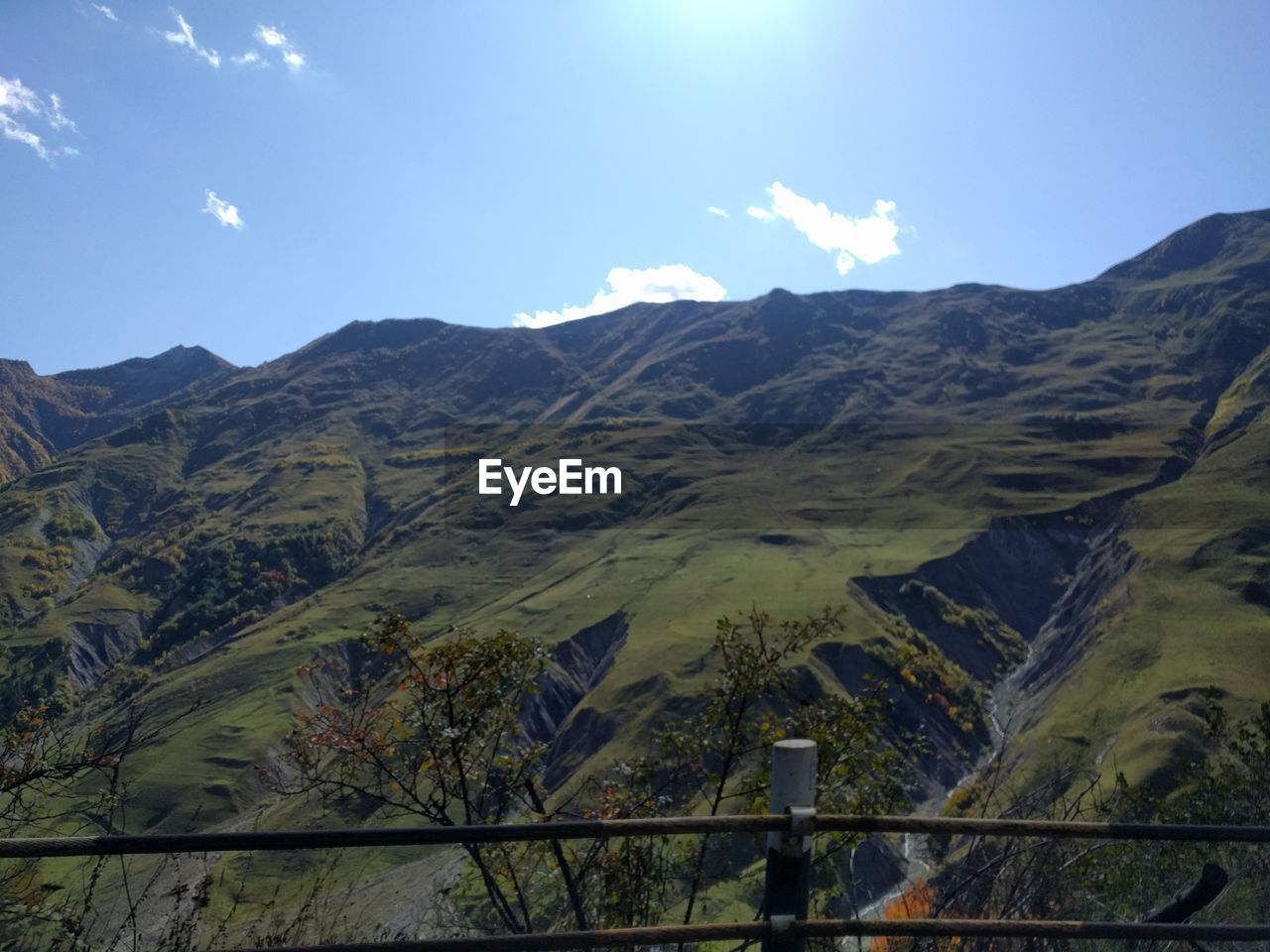 SCENIC VIEW OF MOUNTAIN RANGE AGAINST SKY