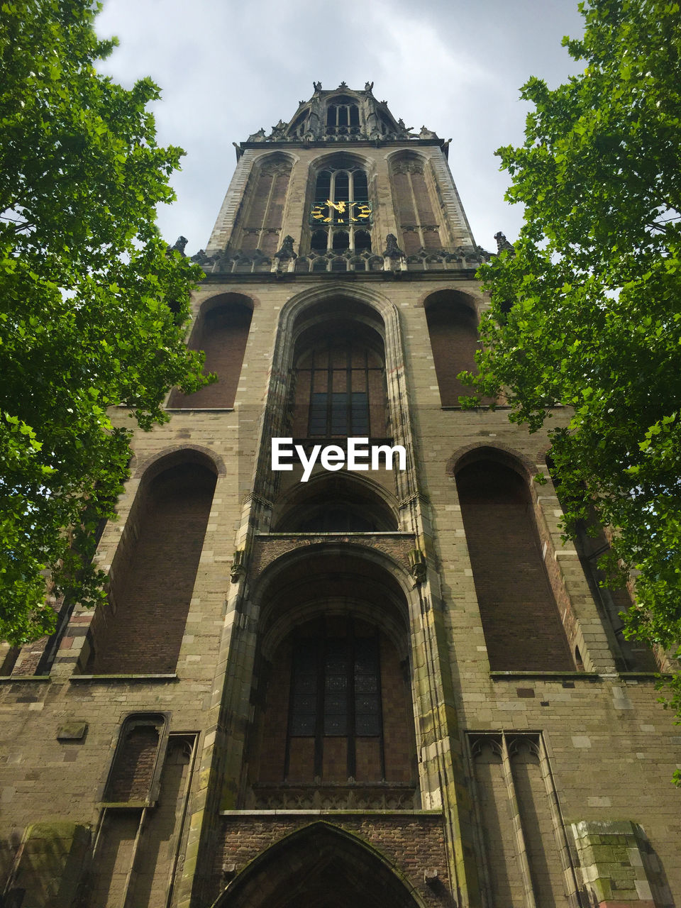 LOW ANGLE VIEW OF BUILT STRUCTURE AGAINST THE SKY