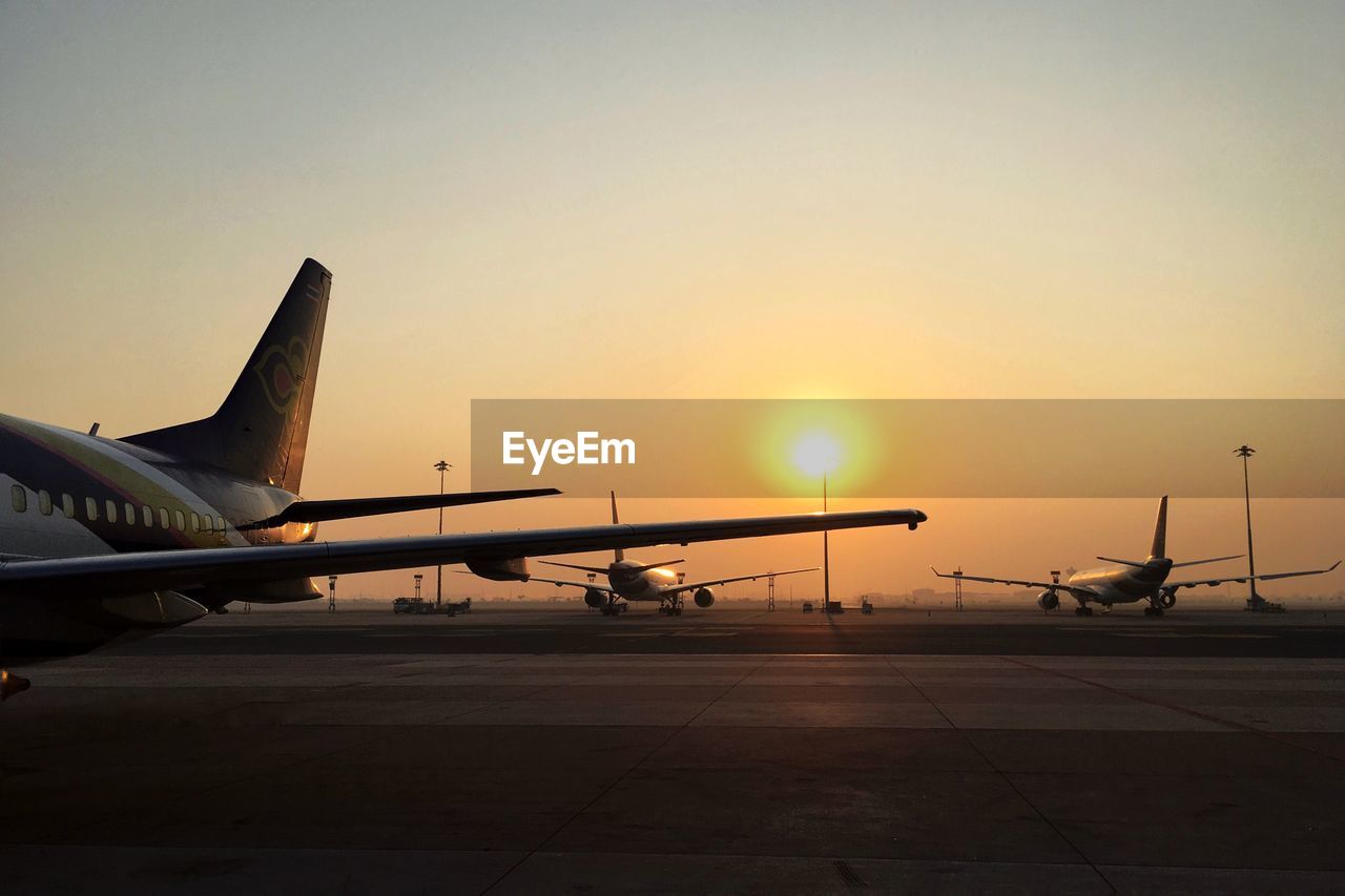 AIRPLANE ON AIRPORT RUNWAY AGAINST SKY