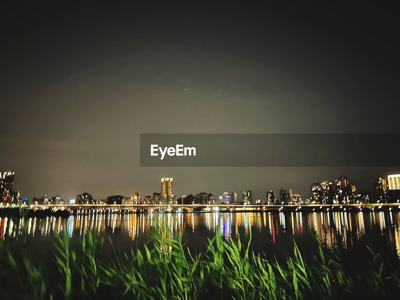 night, sky, light, water, reflection, architecture, nature, illuminated, skyline, built structure, horizon, building exterior, evening, dusk, city, darkness, no people, cityscape, outdoors, building, copy space, travel destinations, landscape, lake, plant, beauty in nature, panoramic