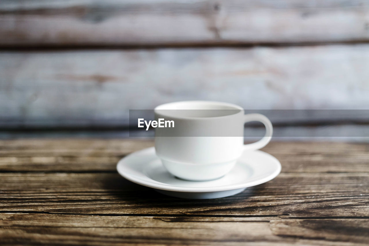 CLOSE-UP OF COFFEE CUP WITH TEA ON TABLE