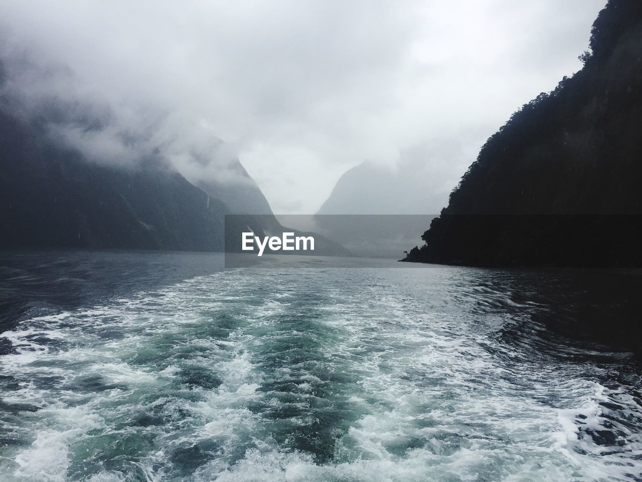 SCENIC VIEW OF SEA BY MOUNTAIN AGAINST SKY