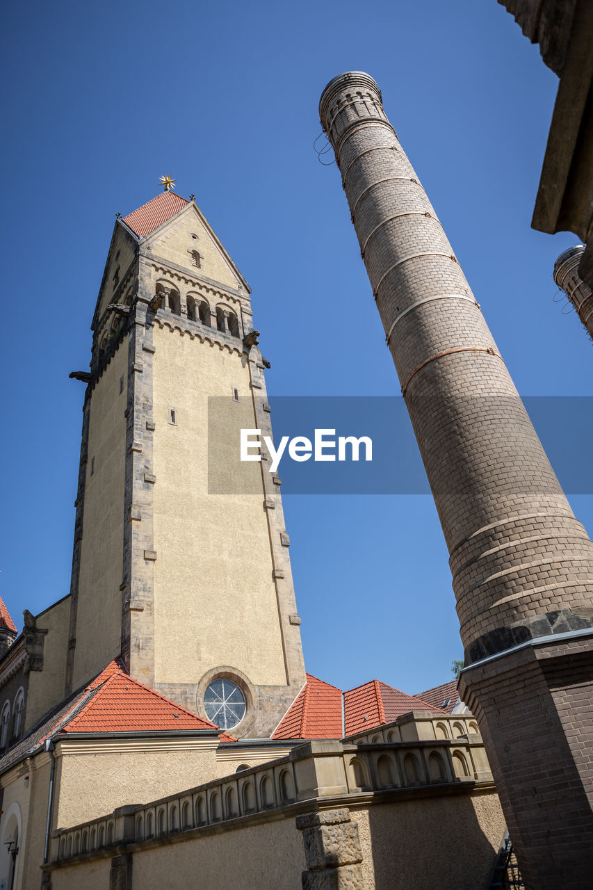 LOW ANGLE VIEW OF BUILDING AGAINST CLEAR SKY