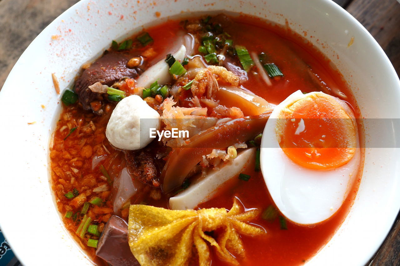 HIGH ANGLE VIEW OF SOUP IN BOWL ON TABLE