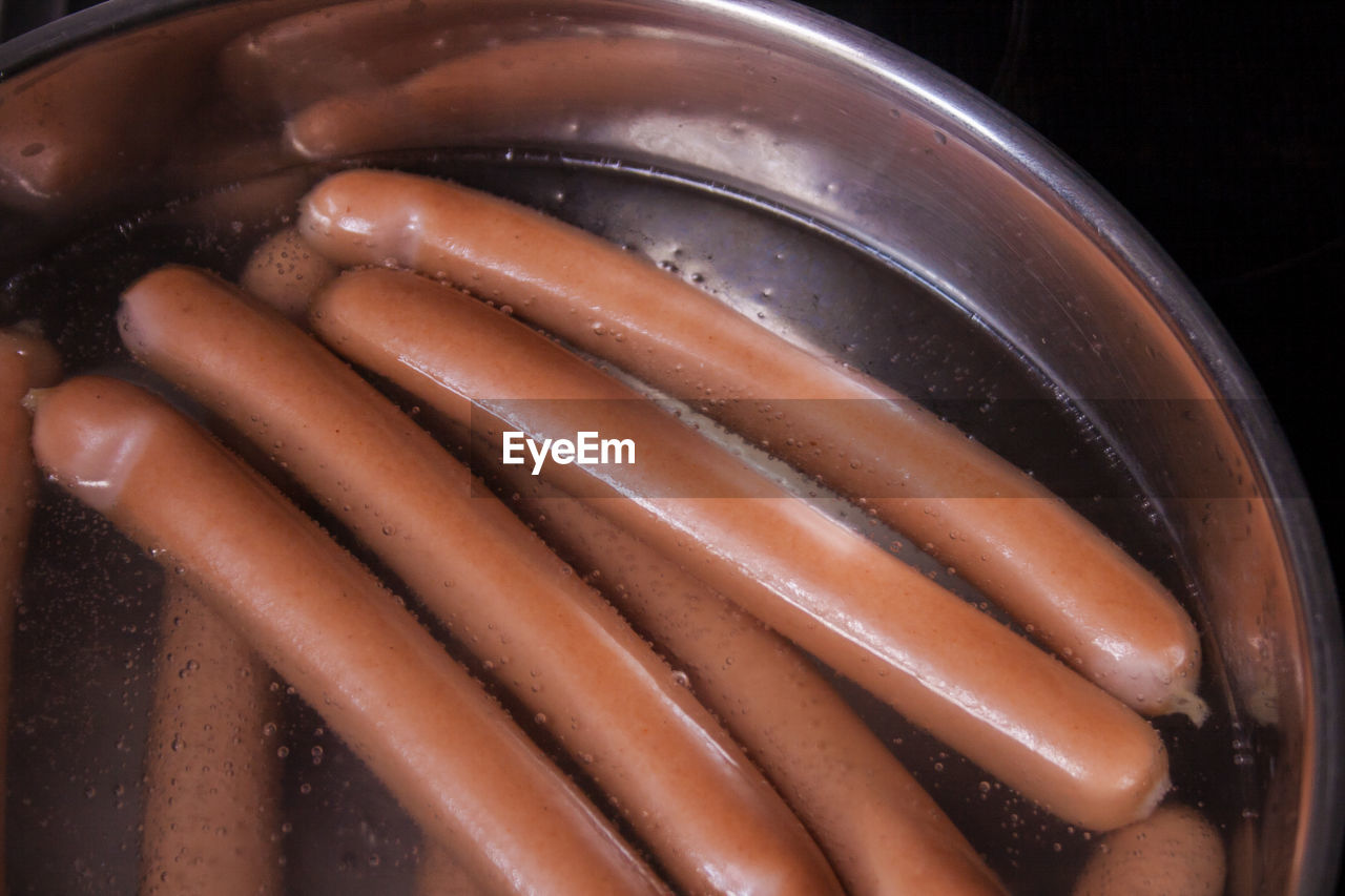 HIGH ANGLE VIEW OF MEAT IN CONTAINER