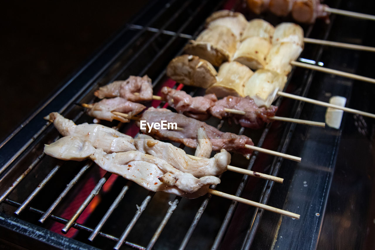 HIGH ANGLE VIEW OF MEAT IN BARBECUE GRILL