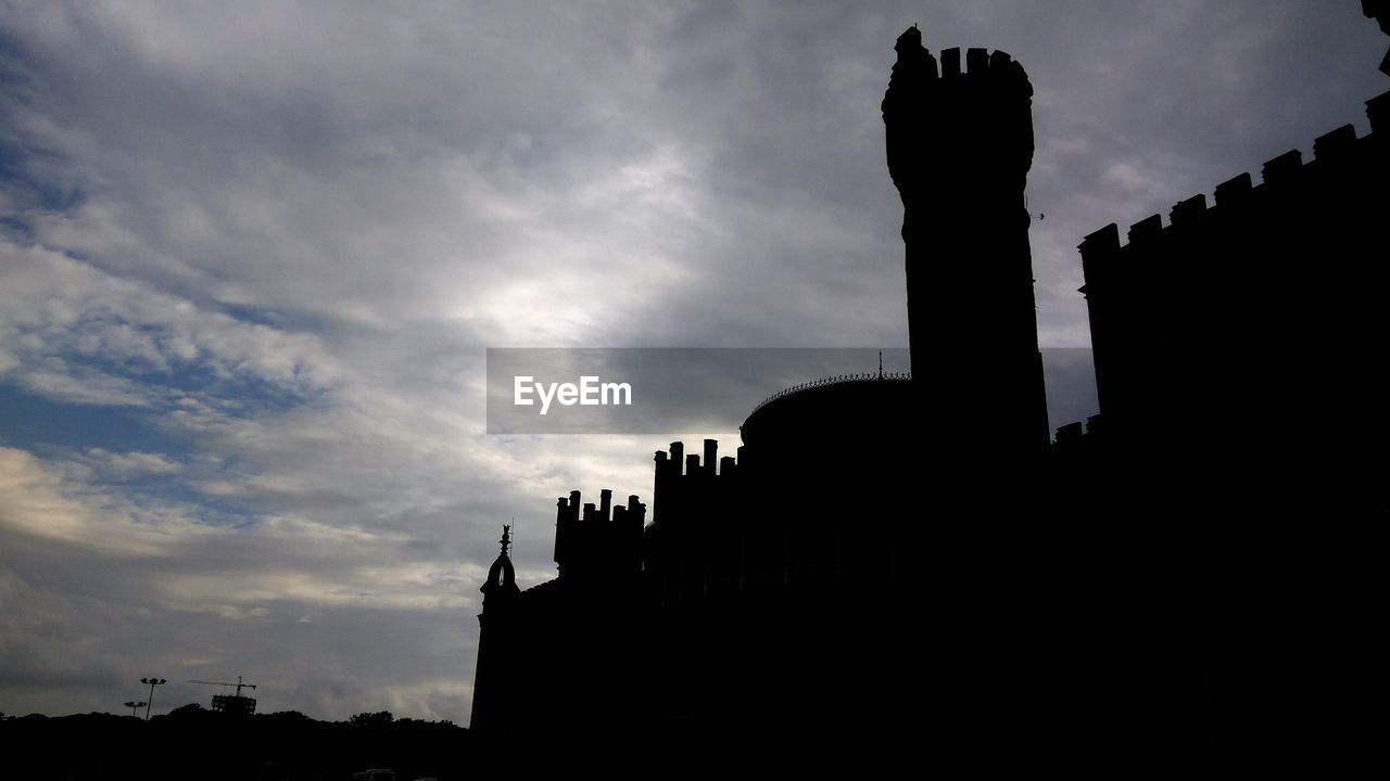 LOW ANGLE VIEW OF SILHOUETTE STATUE AGAINST SKY