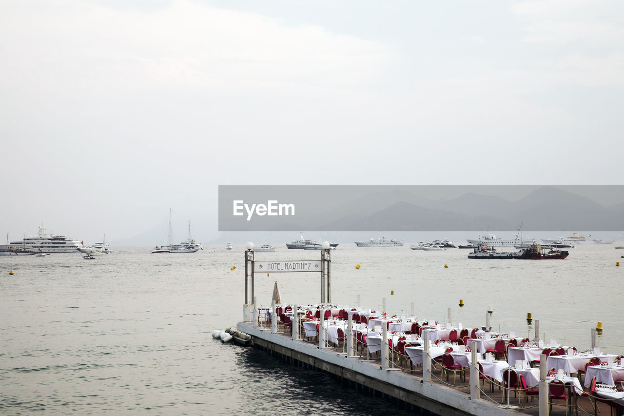 SCENIC VIEW OF SEA AND MOUNTAINS AGAINST SKY