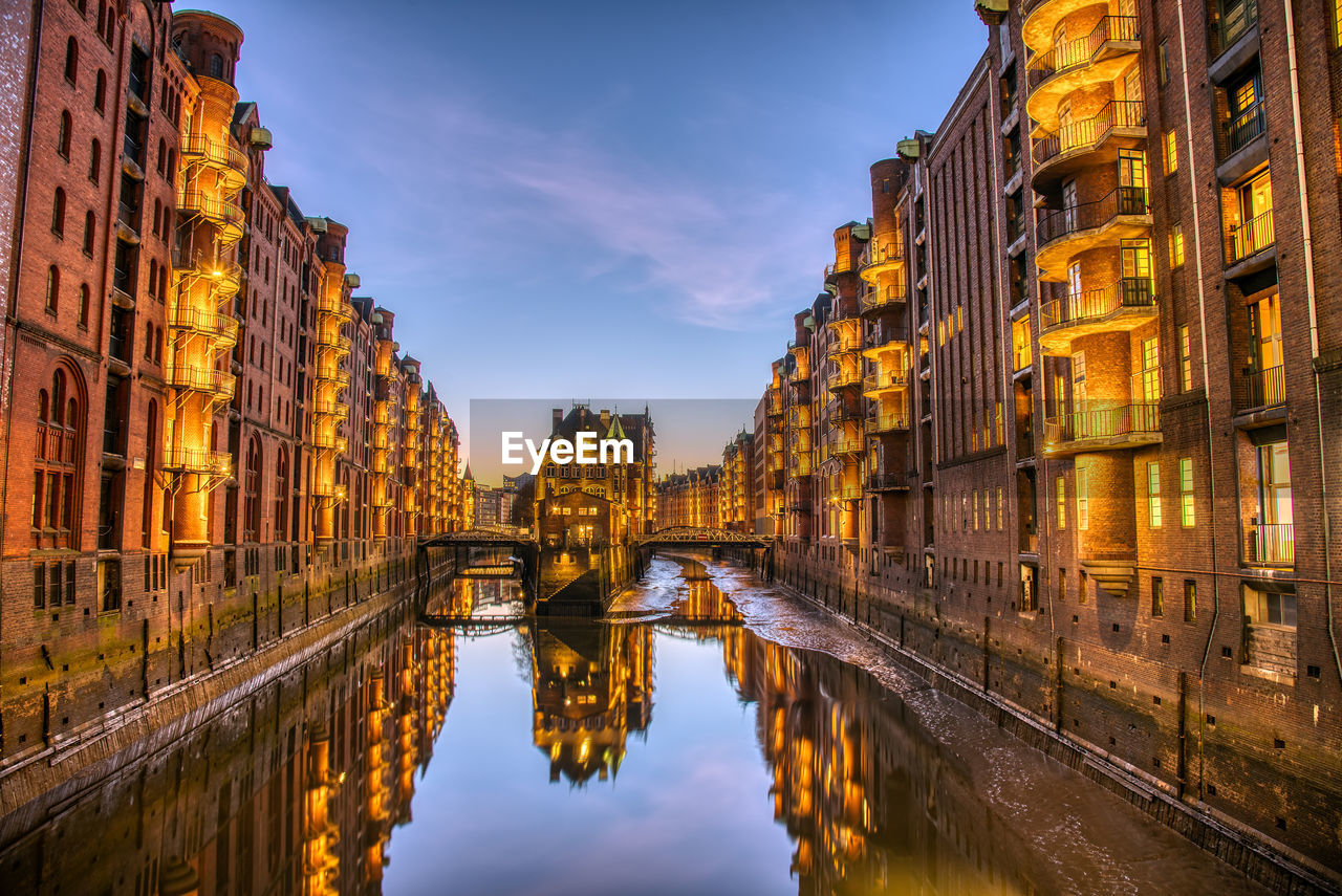 PANORAMIC VIEW OF BUILDINGS IN CITY