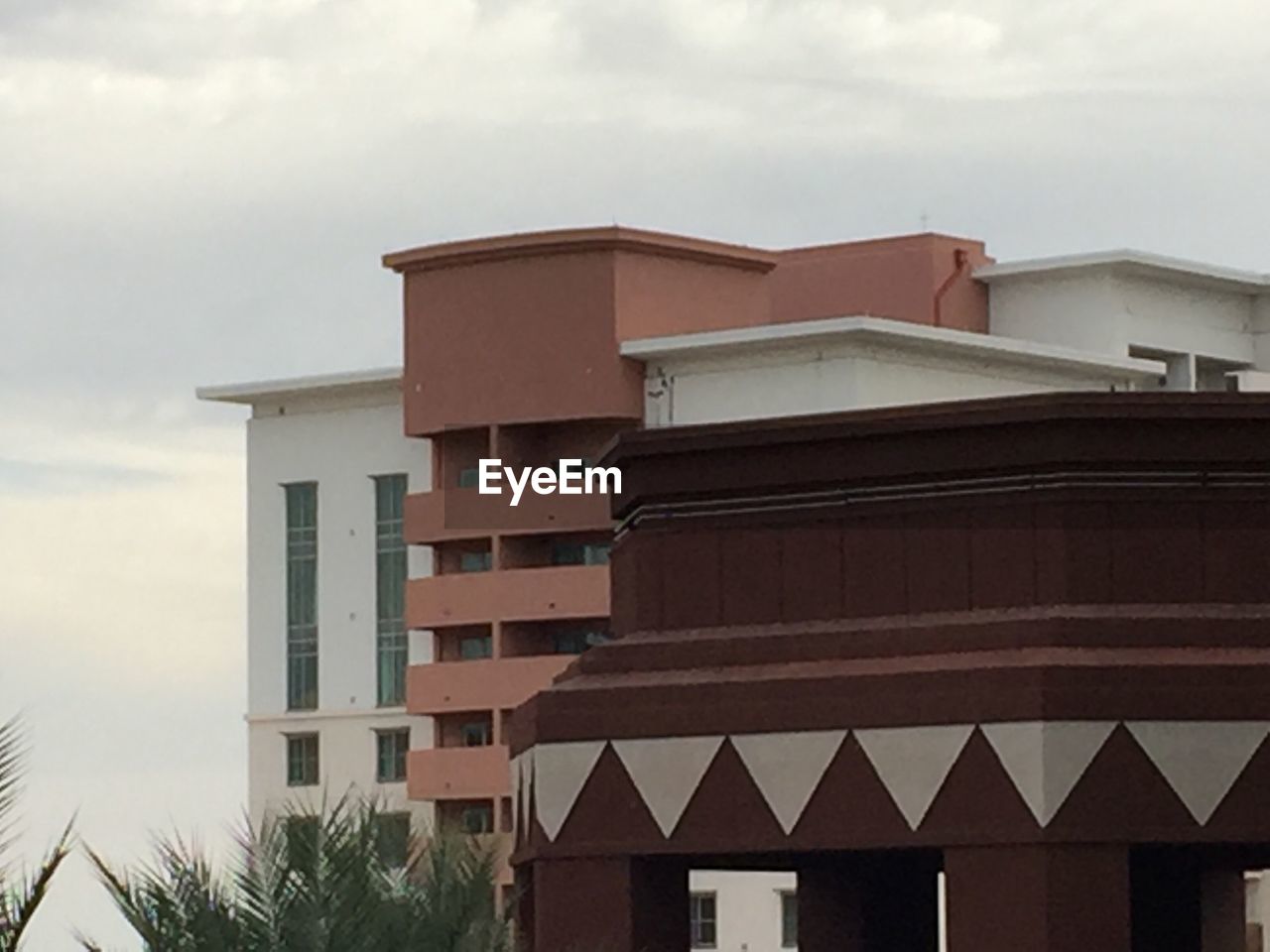 LOW ANGLE VIEW OF RESIDENTIAL BUILDING AGAINST SKY