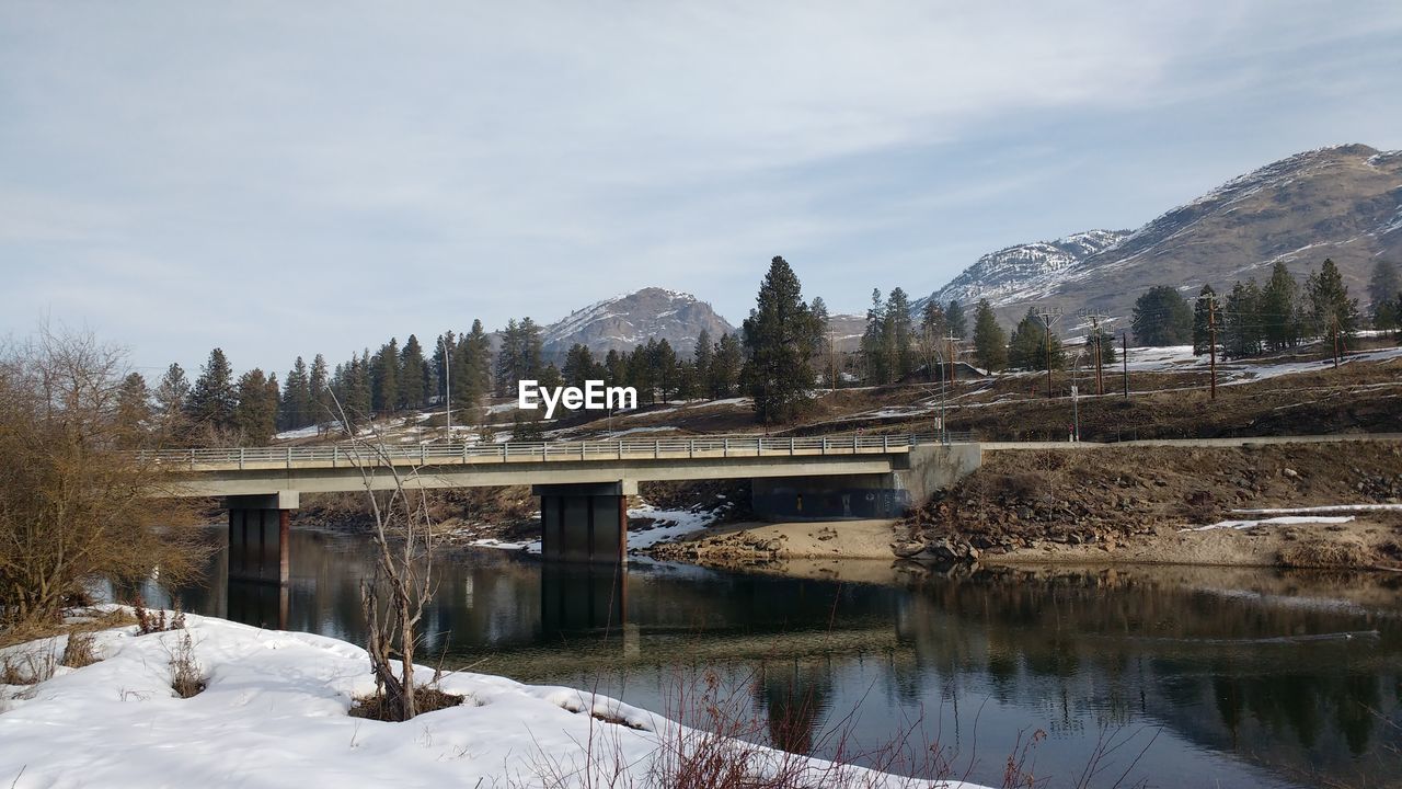 SCENIC VIEW OF SNOW COVERED MOUNTAINS AGAINST SKY