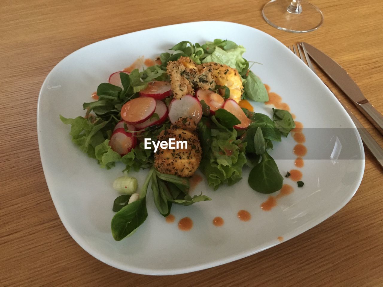 HIGH ANGLE VIEW OF FOOD IN PLATE