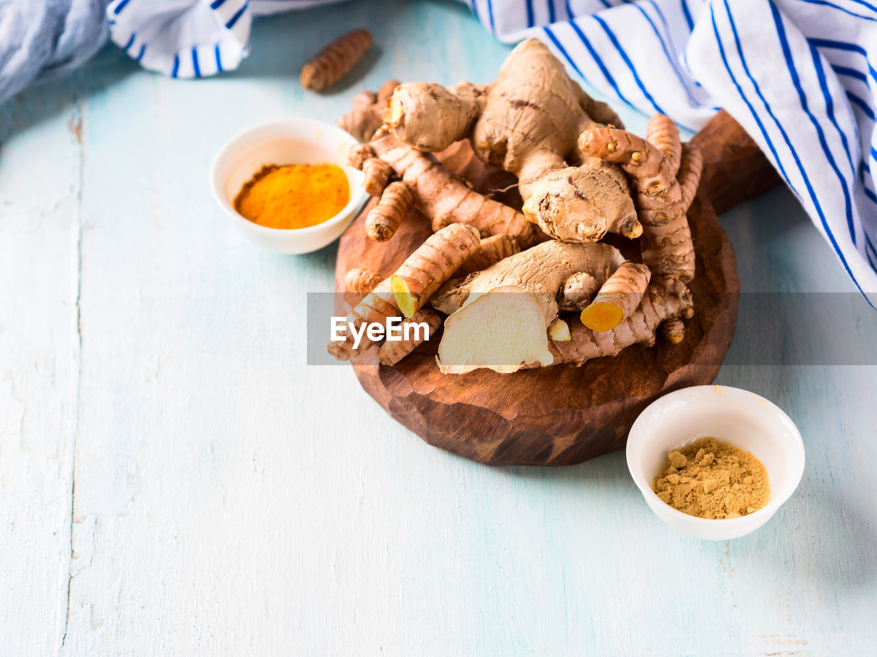 HIGH ANGLE VIEW OF FOOD IN CONTAINER ON TABLE