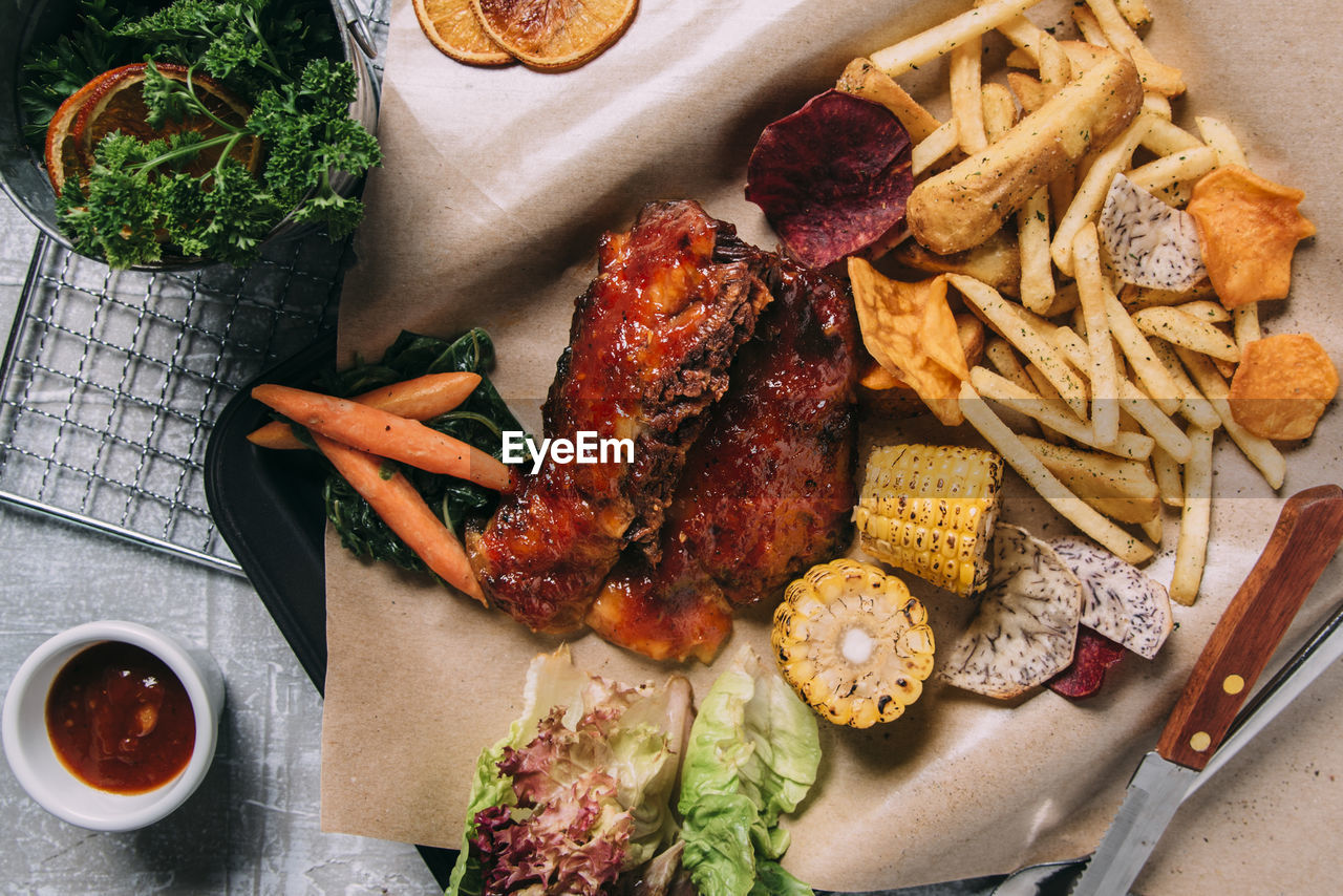 HIGH ANGLE VIEW OF FOOD SERVED IN PLATE