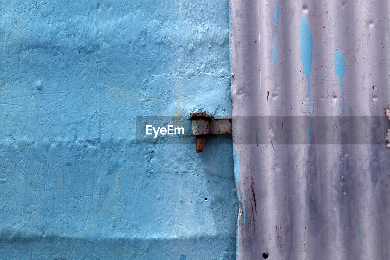 FULL FRAME SHOT OF WEATHERED WINDOW