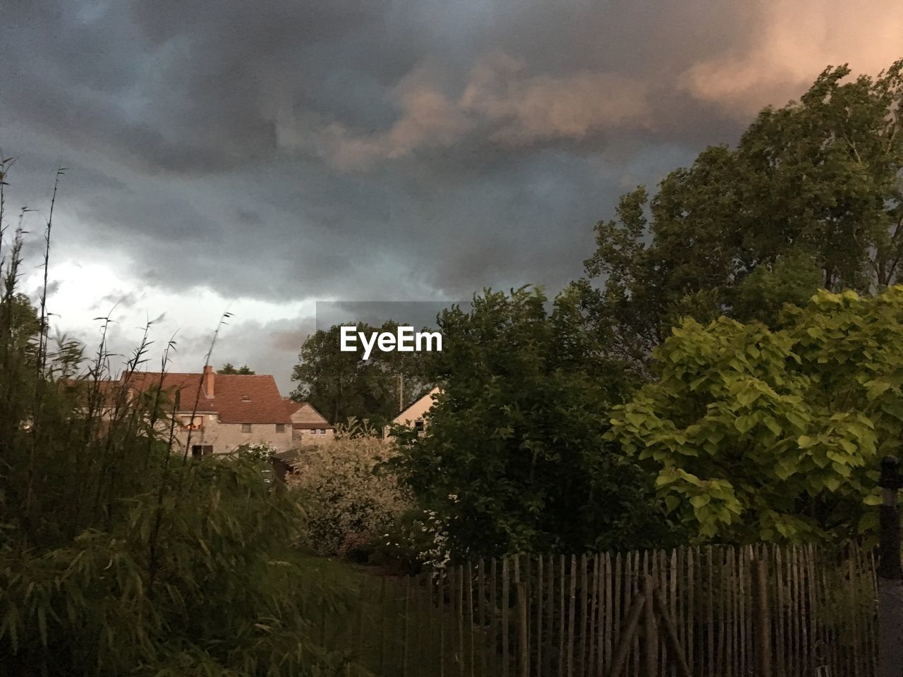 SCENIC VIEW OF LANDSCAPE AGAINST CLOUDY SKY