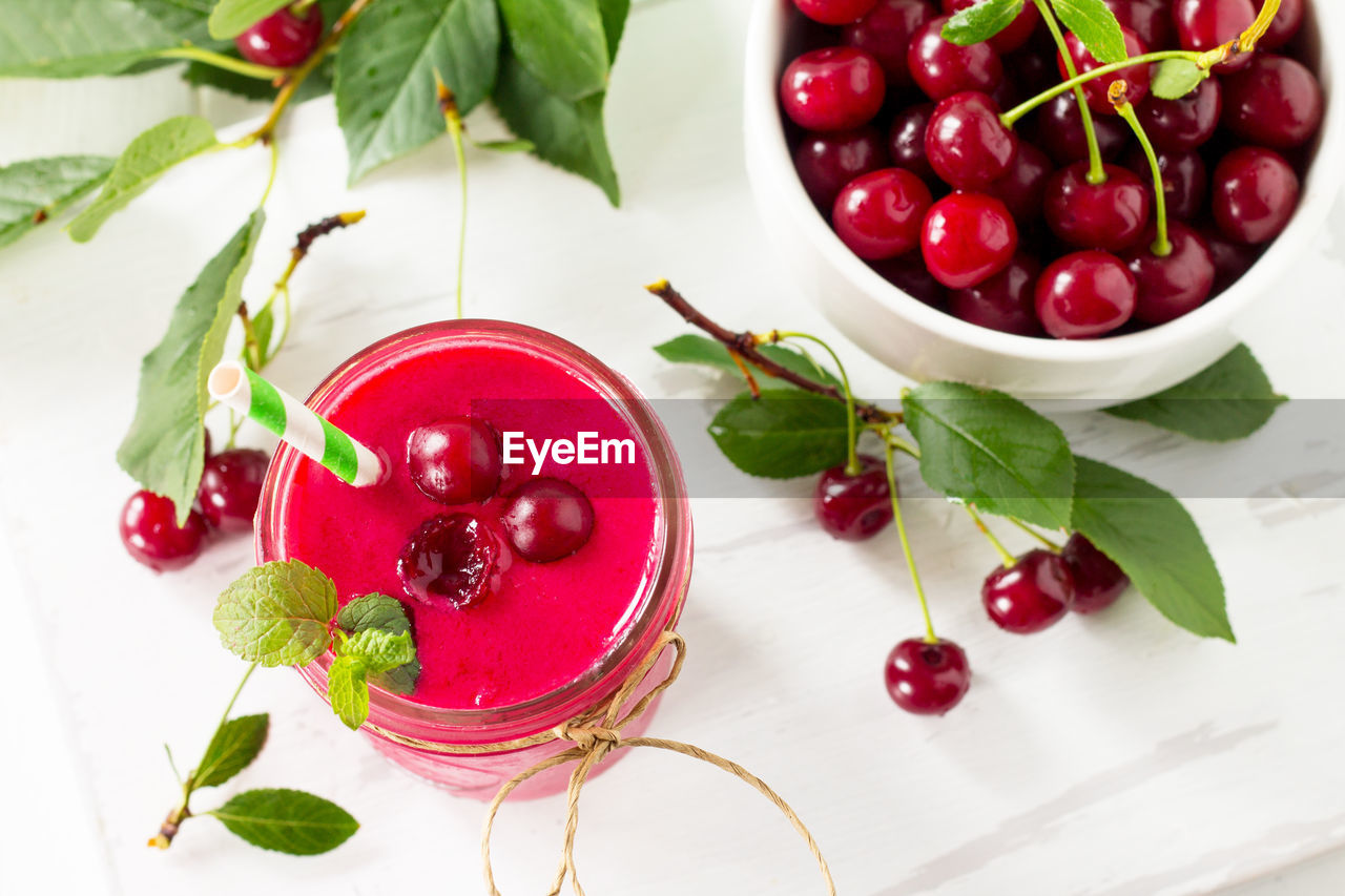 HIGH ANGLE VIEW OF CHERRIES IN BOWL