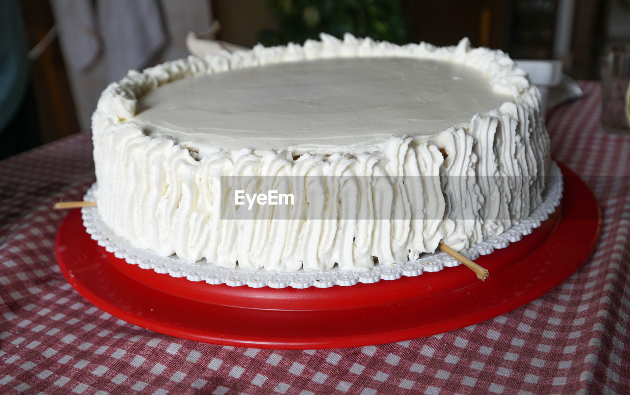 CLOSE-UP OF CAKE ON TABLE