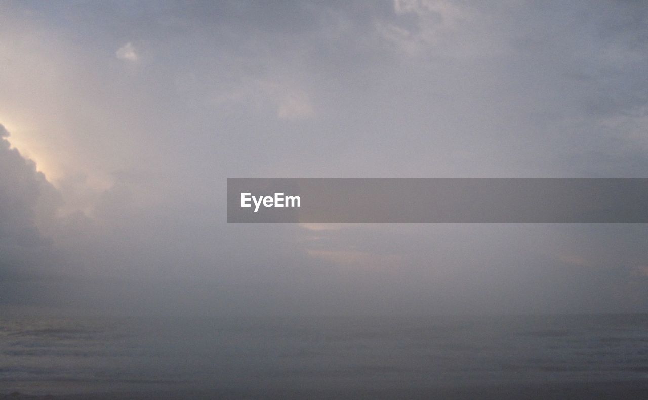 SCENIC VIEW OF SEA AGAINST SKY AT SUNSET