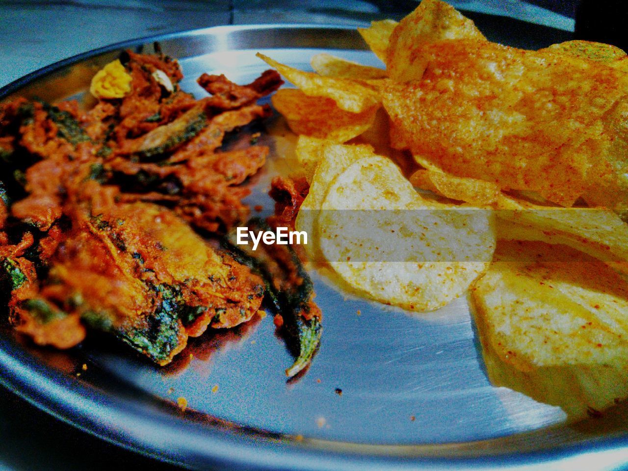 CLOSE-UP OF MEAT AND BREAD IN PLATE