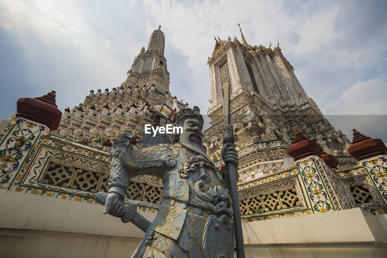 Giant statue in wat arun, bangkok, thailand