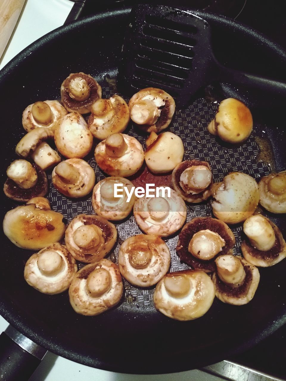 HIGH ANGLE VIEW OF MEAT IN CONTAINER