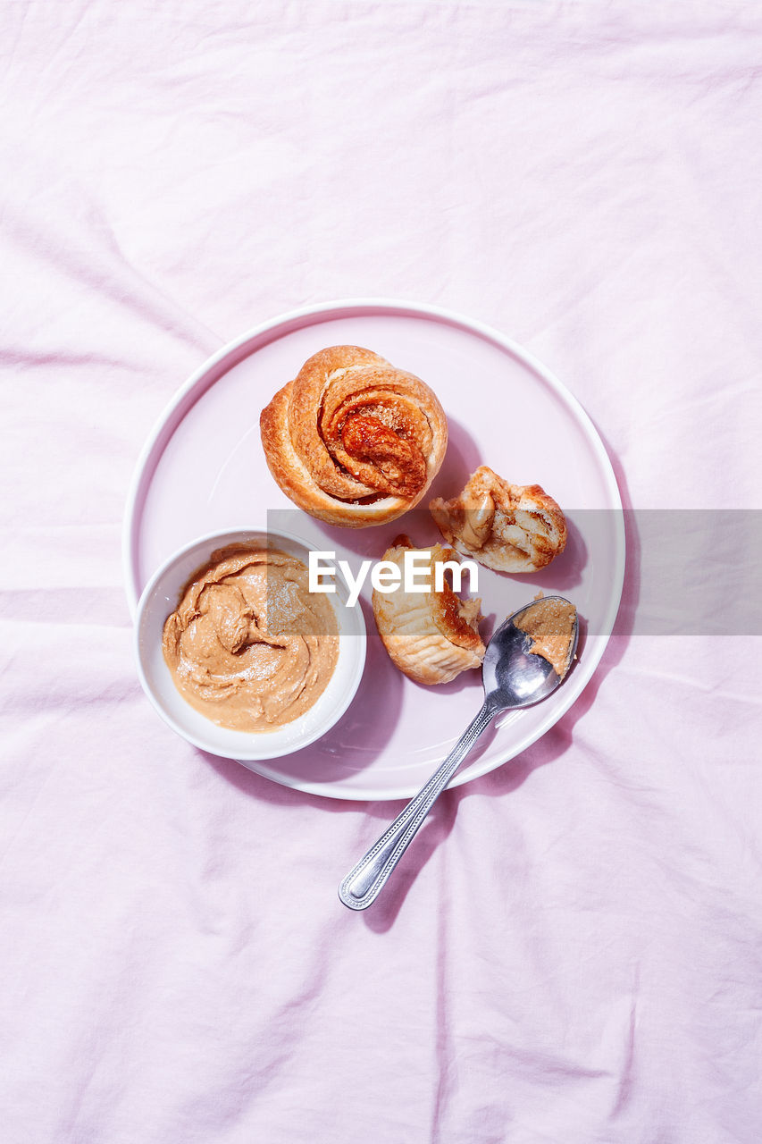 HIGH ANGLE VIEW OF BREAKFAST SERVED IN BOWL ON TABLE