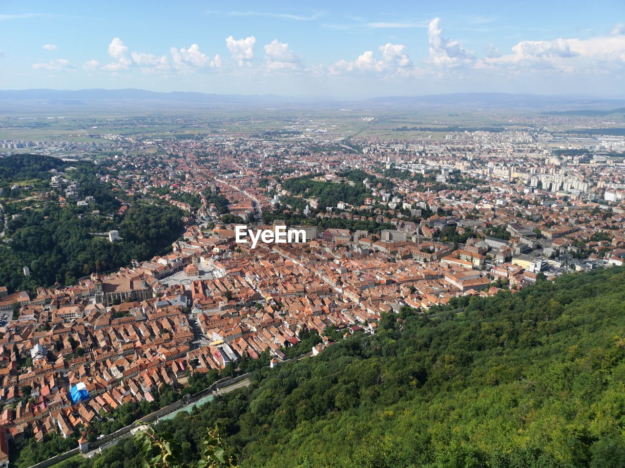 HIGH ANGLE VIEW OF TOWNSCAPE AGAINST SKY IN CITY