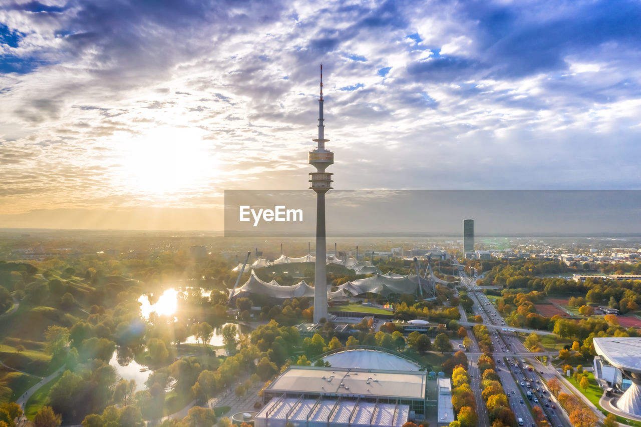 AERIAL VIEW OF BUILDINGS IN CITY