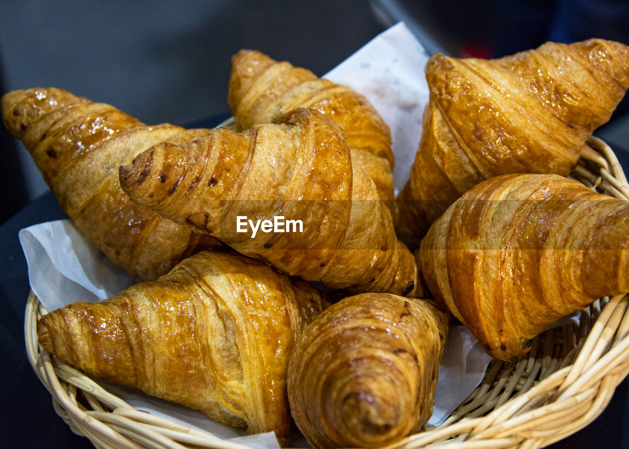 HIGH ANGLE VIEW OF BREAD IN BASKET ON TABLE