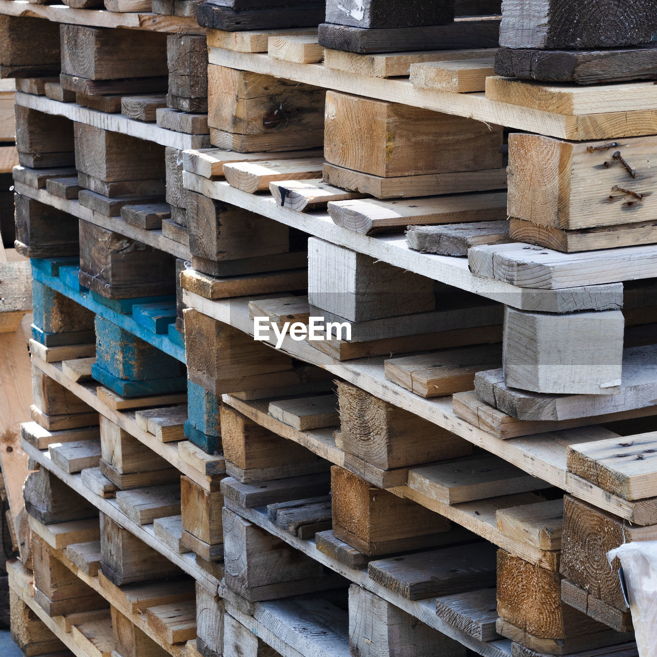 FULL FRAME SHOT OF WOODEN LOGS