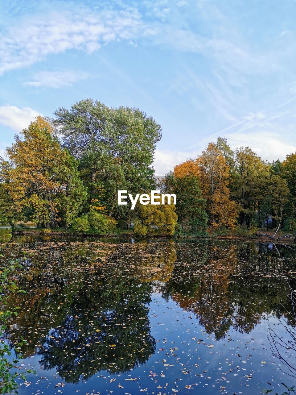 SCENIC VIEW OF LAKE AGAINST SKY DURING AUTUMN