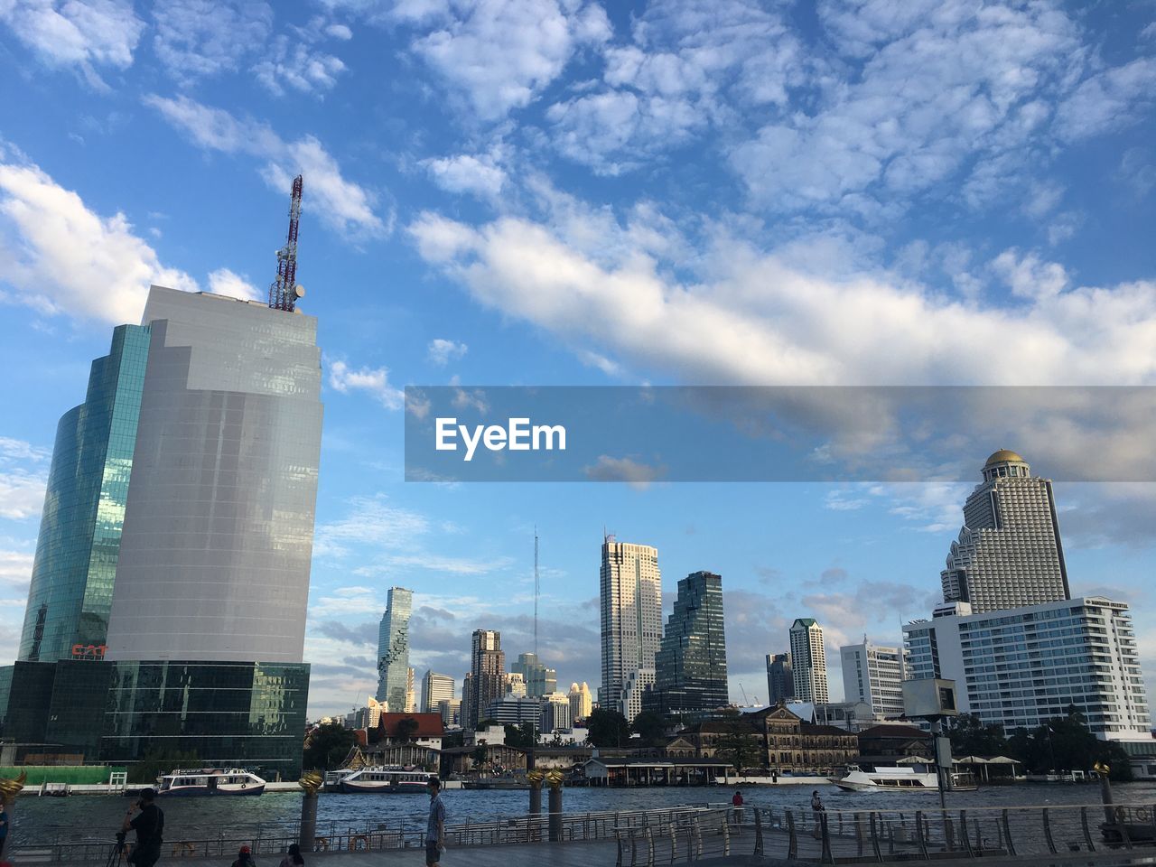 LOW ANGLE VIEW OF BUILDINGS AGAINST SKY