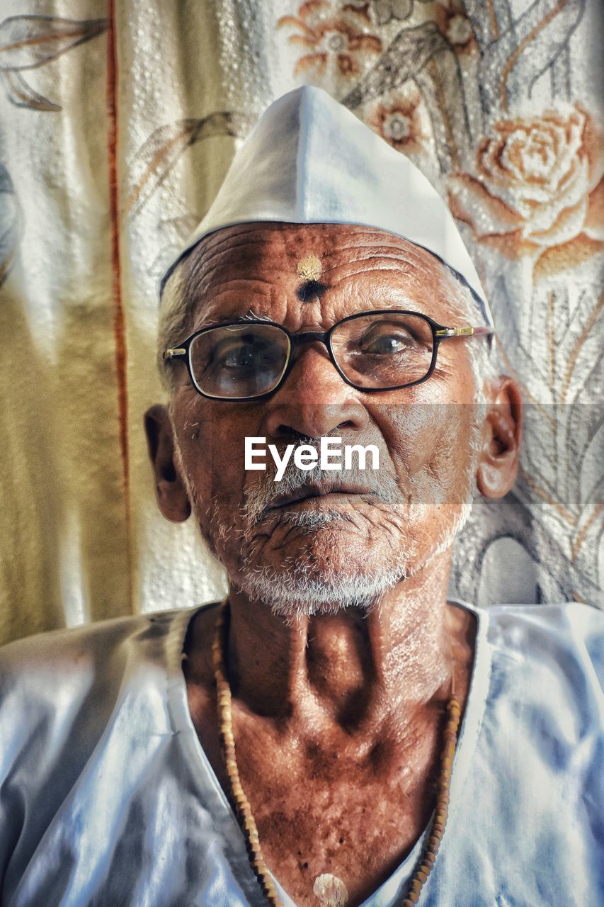 CLOSE-UP PORTRAIT OF MAN WITH EYEGLASSES